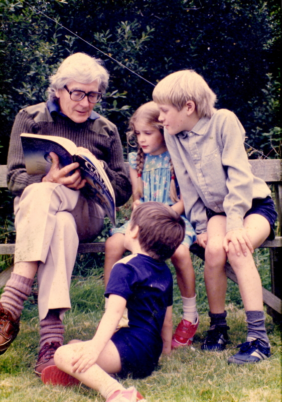 James Lovelock with grandchildren, copyright Jane
              Gifford